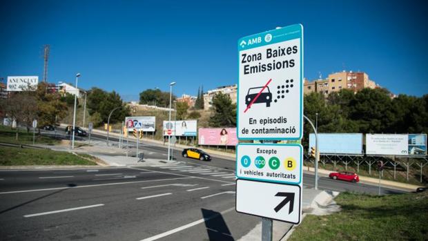 Un cartel avisa de la ZBE en los accesos a las Rondas de Barcelona