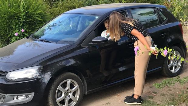 La hermana de Abet atiende a los periodistas a la salida de la casa familiar