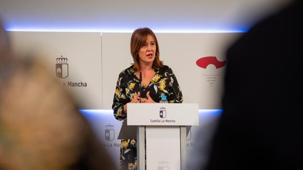 La portavoz del Gobierno de Castilla-La Mancha, Blanca Fernández, en rueda de prensa