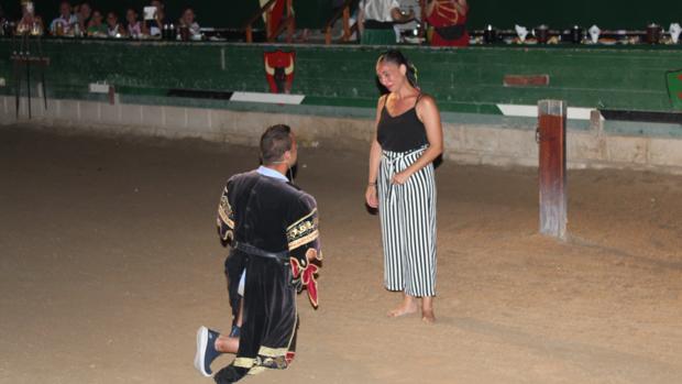 Momento en el que el novio ataviado como un caballero medieval pidió matrimonio a su novia, arrodillado