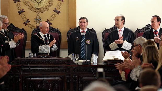 Brigidano, en el centro, recibe el aplauso del público