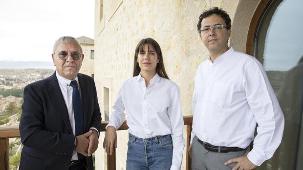 Carlota Casiraghi junto al filósofo Robert Maggiori (I) y el editor Leopoldo Kulesz (D)