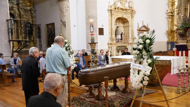 Numerosas personas han acudido este domingo a despedir al obispo de Zamora, Gregorio Martínez