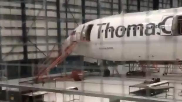Un avión procedente de Canarias la madrugada de este lunes en un hangar de Machester