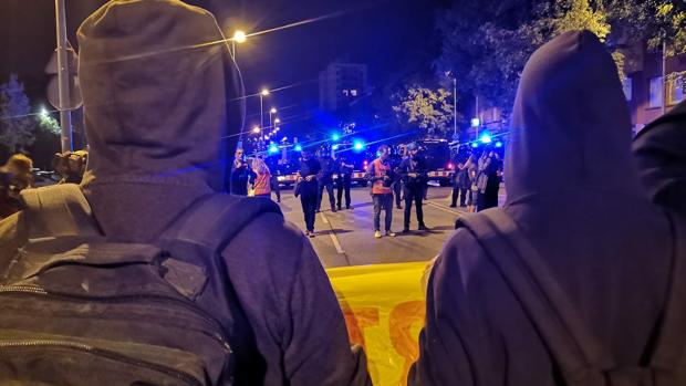 Activistas independentistas cortan una carretera en Gerona