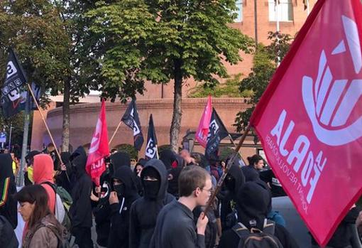 Activistas de La Forja, con el rostro cubierto