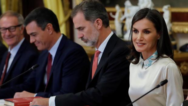 Los Reyes, acompañados por el presidente del Gobierno en funciones, Pedro Sánchez