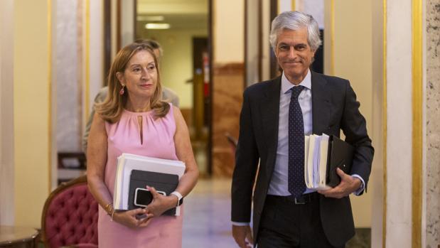 Ana Pastor junto a Adolfo Suárez Illana en los pasillos del Congreso