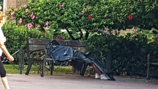 Una mujer pasa junto al cadáver del hombre en la plaza de Joaquín María Lopez de Alicante