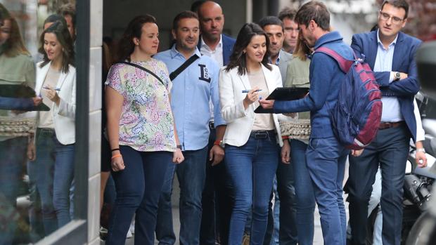 Inés Arrimadas firma un autógrafo a un simpatizante en la madrileña calle de Recoletos