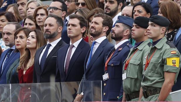 Santiago Abascal, Albert Rivera y Pablo Casado, en el desfile de la Fiesta Nacional