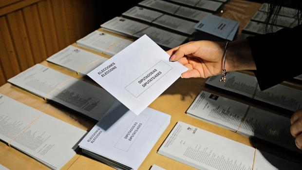 Imagen de las papeletas y los sobres tomada en el almacén electoral de Valencia