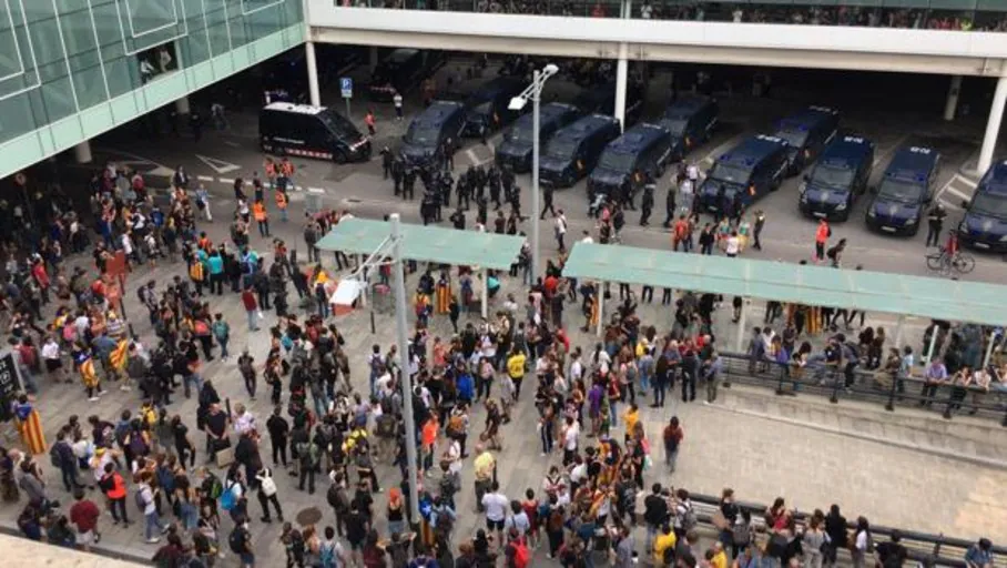 VÍDEO: Los Mossos cargan contra los manifestantes independentistas en el aeropuerto de Barcelona