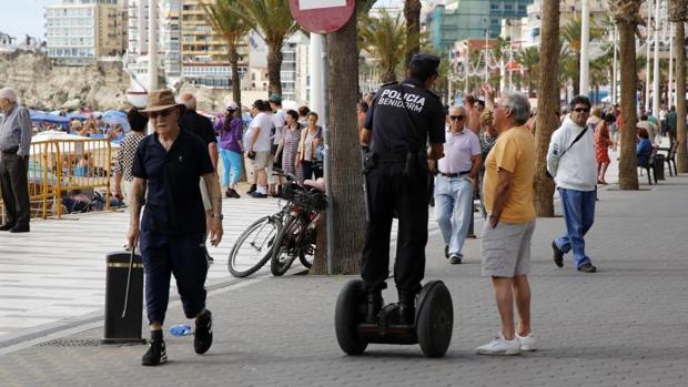 Un policía local en el paseo junto a la playa de Levante en Benidorm