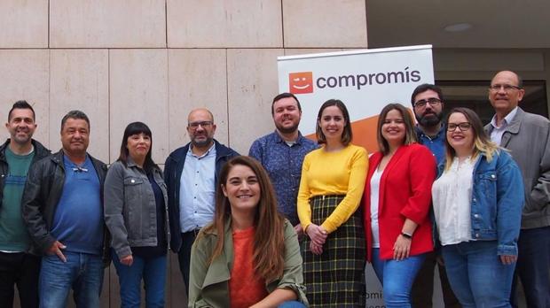 La portavoz de Compromís Elx en el Ayuntamiento, Esther Díez y otros representantes de la formación junto a la conselleria Mireia Mollà (delante)