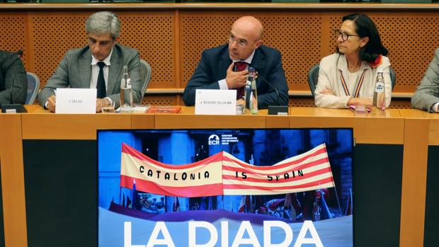 Jorge Buxadé (centro) y Mazaly Aguilar, en una conferencia sobre la Diada en Bruselas, el pasado mes de septiembre
