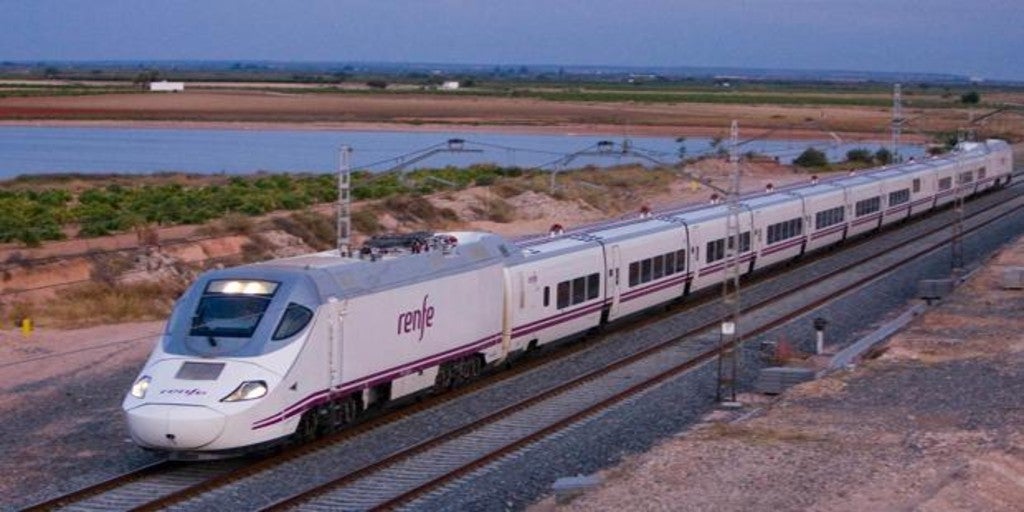 Los dos primeros trenes que acortan el viaje de Valencia a Barcelona llegan con retrasos