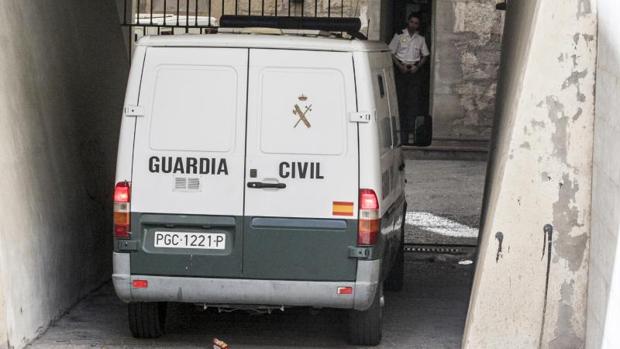 Un furgón de la Guardia Civil en dependencias judiciales