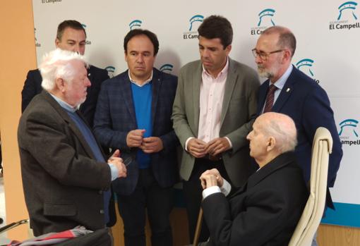 Santiago Grisolía (sentado) junto al alcalde de El Campello, el presidente de la Diputación y otras autoridades