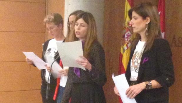 Cuatro partidos leen una declaración por el 8-M en los pasillos de la Asamblea