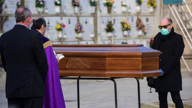 Coronavirus Galicia Velatorios Sin Abrazos Y Con Mucho Desinfectante Las Nuevas Medidas De La Xunta Para Los Funerales