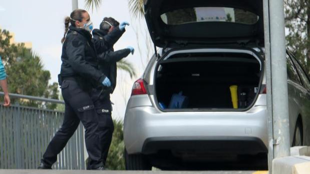 Dos policías transportando material sanitario en Alicante, este miércoles