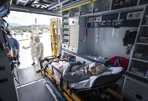 Minutos después de llegar al hospital, el vehÃculo es desinfectado
