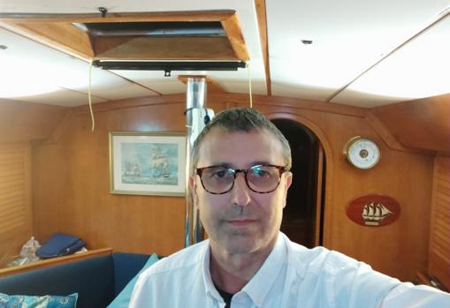 El administrador de fincas valenciano dentro de su casa durante el confinamiento