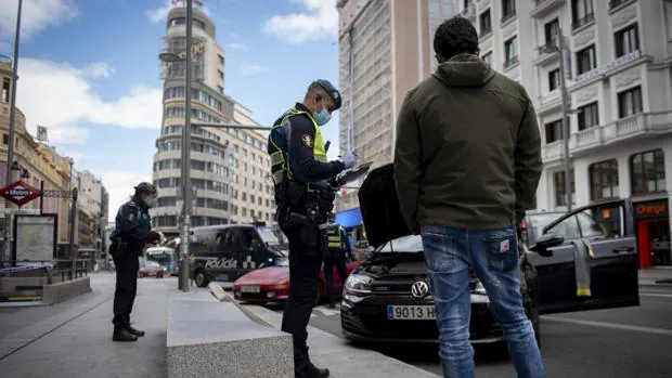 La Policía Municipal multa a un joven en la Gran Vía