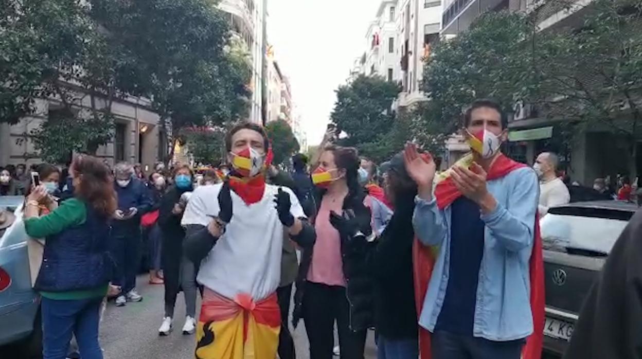 La cacerolada de Núñez de Balboa gana adeptos que exigen Cacerolada de un centenar de personas en Valencia en