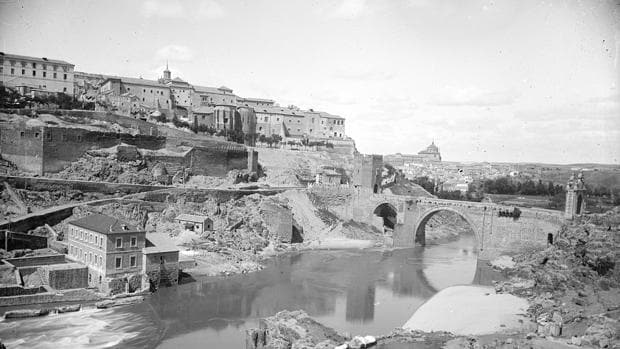 Durante la epidemia se prohibió a los toledanos el uso de las aguas del río Tajo (Foto Casiano Alguacil, Archivo Municipal de Toledo)
