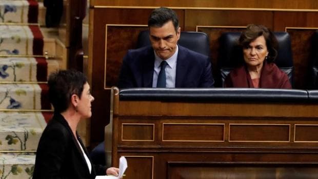 La portavoz de Bildu en el Congreso, Mertxe Aizpurua, pasa frente a Pedro Sánchez y Carmen Calvo durante su sesión de investidura