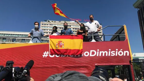 Iván Espinosa de los Monteros, Macarena Olona, Santiago Abascal, Rocío Monasterio y Javier Ortega-Smith, en el autobús en el que recorrerán el itinerario de la manifestación, situado en la plaza Colón