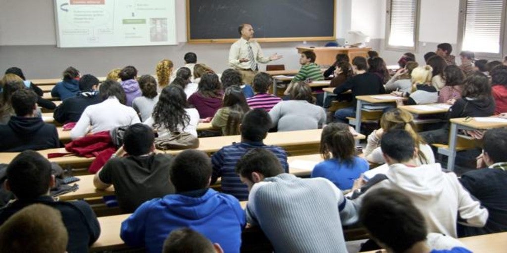 Castilla y León destina un millón de euros en becas para 1.795 universitarios Erasmus