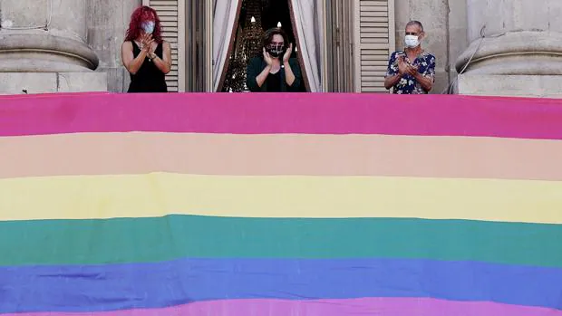 Colau cuelga una bandera del colectivo LGTBI, en el Ayuntamiento
