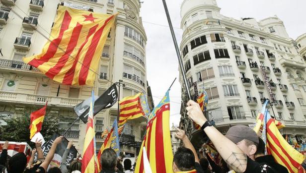 Bandera independentista desplegada en Valencia durante una manifestación, en imagen de archivo