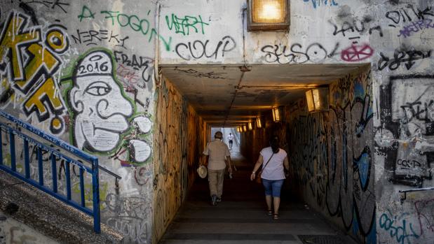 Dos personas cruzan el túnel donde Nuria fue asaltada