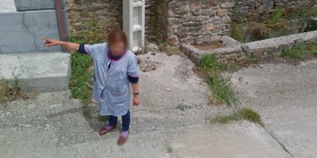 Risas en las redes porque pillan al coche de Google Maps pidiendo indicaciones a una señora