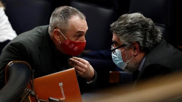 El ministro Rodríguez Uribes (derecha), conversa este miércoles con el diputado de Compromís, Joan Baldoví, en el Pleno del Congreso