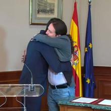 accolade entre Pedro Sánchez et Pablo Iglesias au Congrès des députés