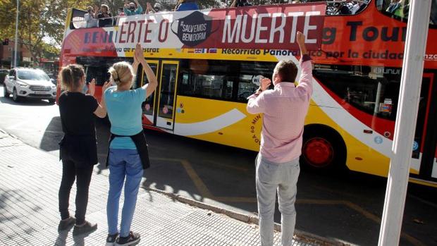 Protesta de hosteleros en Benidorm en un autobús recorriendo el municipio