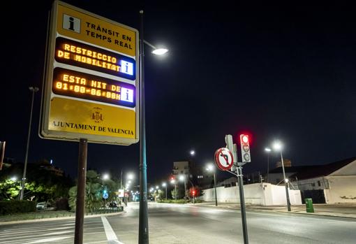 Image of a panel that announces the curfew time in Valencia