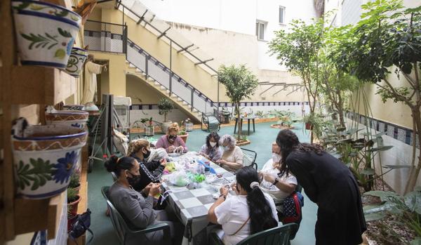 Image of the crochet workshop on the floor managed by Pastoral Penitenciaria in Valencia