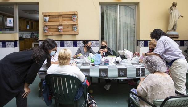 Image of the crochet workshop on the floor managed by Pastoral Penitenciaria in Valencia