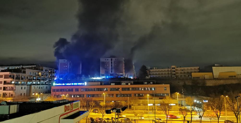 Desalojados 200 vecinos de la avenida de Francia por el incendio de un coche en un garaje