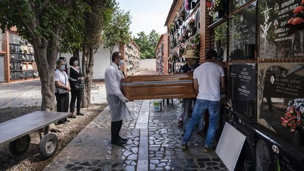 Imagen de archivo del entierro de una mujer fallecida por coronavirus en Valencia