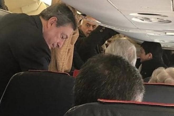 La fotografía de Draghi subiendo en un vuelo en clase turista se hizo viral y recibió el elogio de muchos usuarios de las redes sociales. El primer ministro italiano es conocido por su estilo de vida austero y frugal