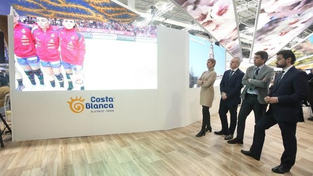 El diputado provincial de Turismo, Eduardo Dolón (derecha) y el presidente de la Diputación, Carlos Mazón (centro) en el espacio de la Costa Blanca en Fitur 2021