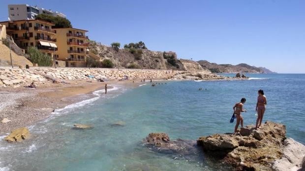 Bañistas en la playa de los Esutudiantes de Villajoyosa