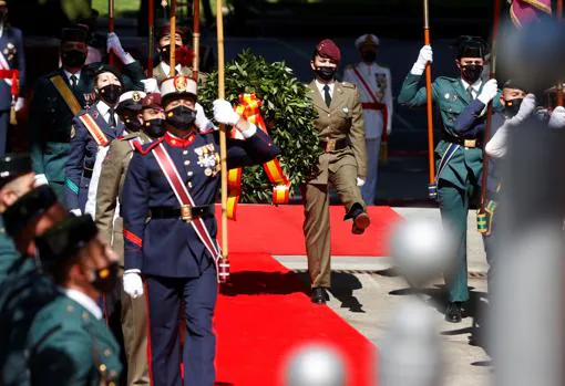 Miembros de las Fuerzas Armadas durante la ofrenda de la corona de laurel en el monumento de los Caídos y al Dos de mayo en la Plaza de la Lealtad de Madrid este sábado